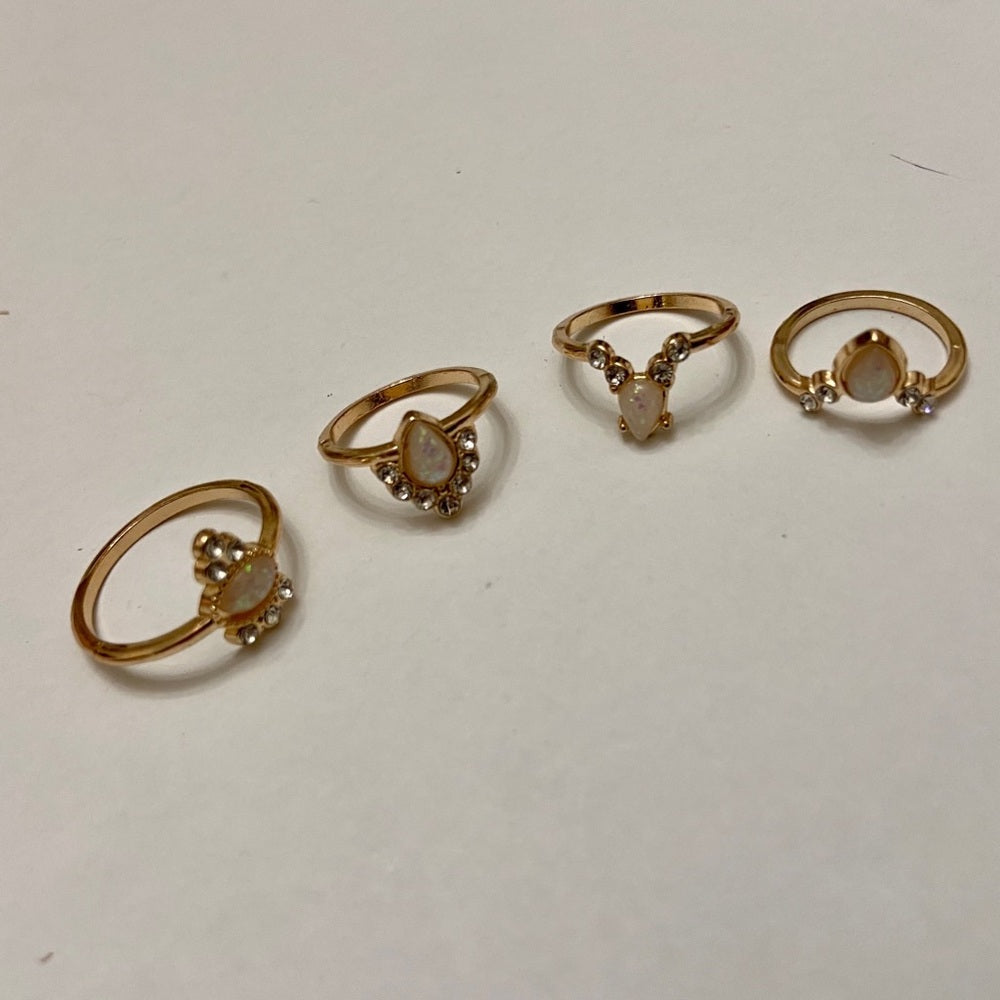 Vintage 4pc Gold Tiny Rings (C)