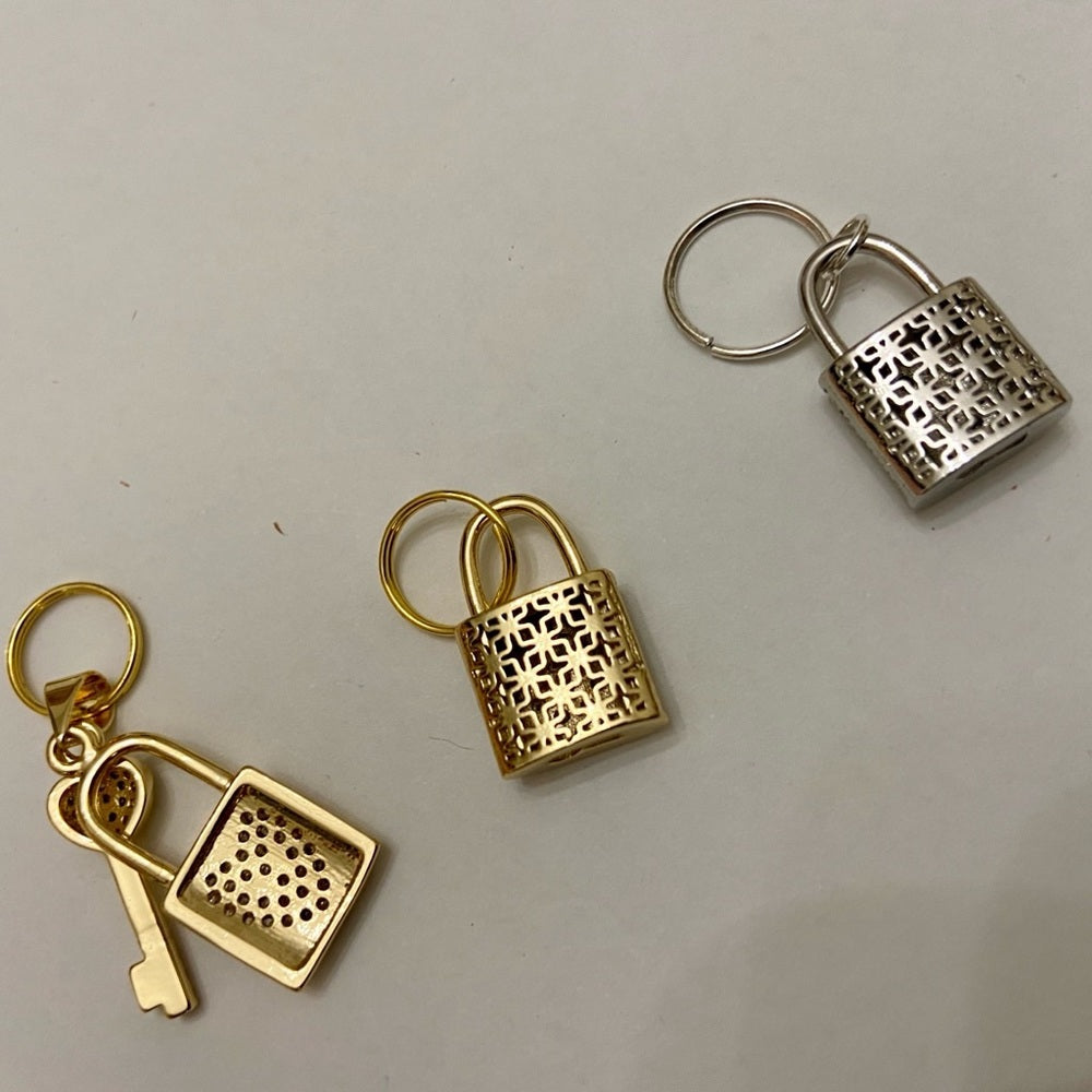 Elegant Gold Tone Elegant Padlock Charm with Key Chain Necklace