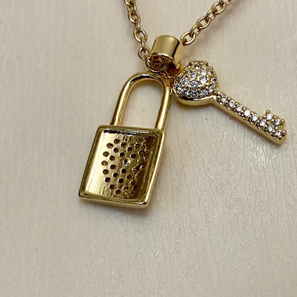 Elegant Gold Tone Elegant Padlock Charm with Key Chain Necklace