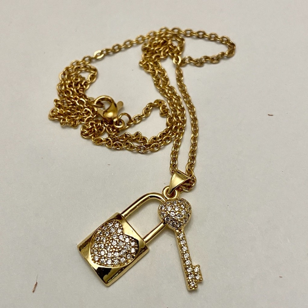 Elegant Gold Tone Elegant Padlock Charm with Key Chain Necklace