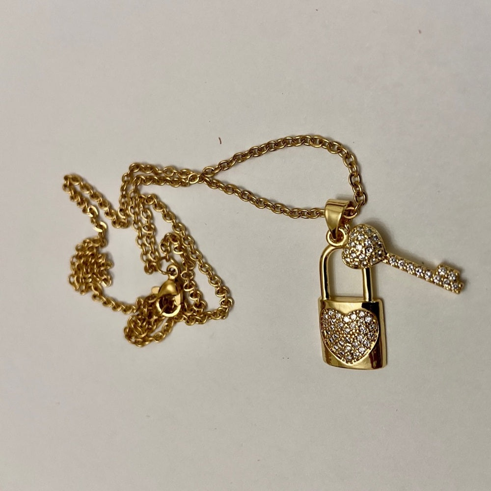 Elegant Gold Tone Elegant Padlock Charm with Key Chain Necklace