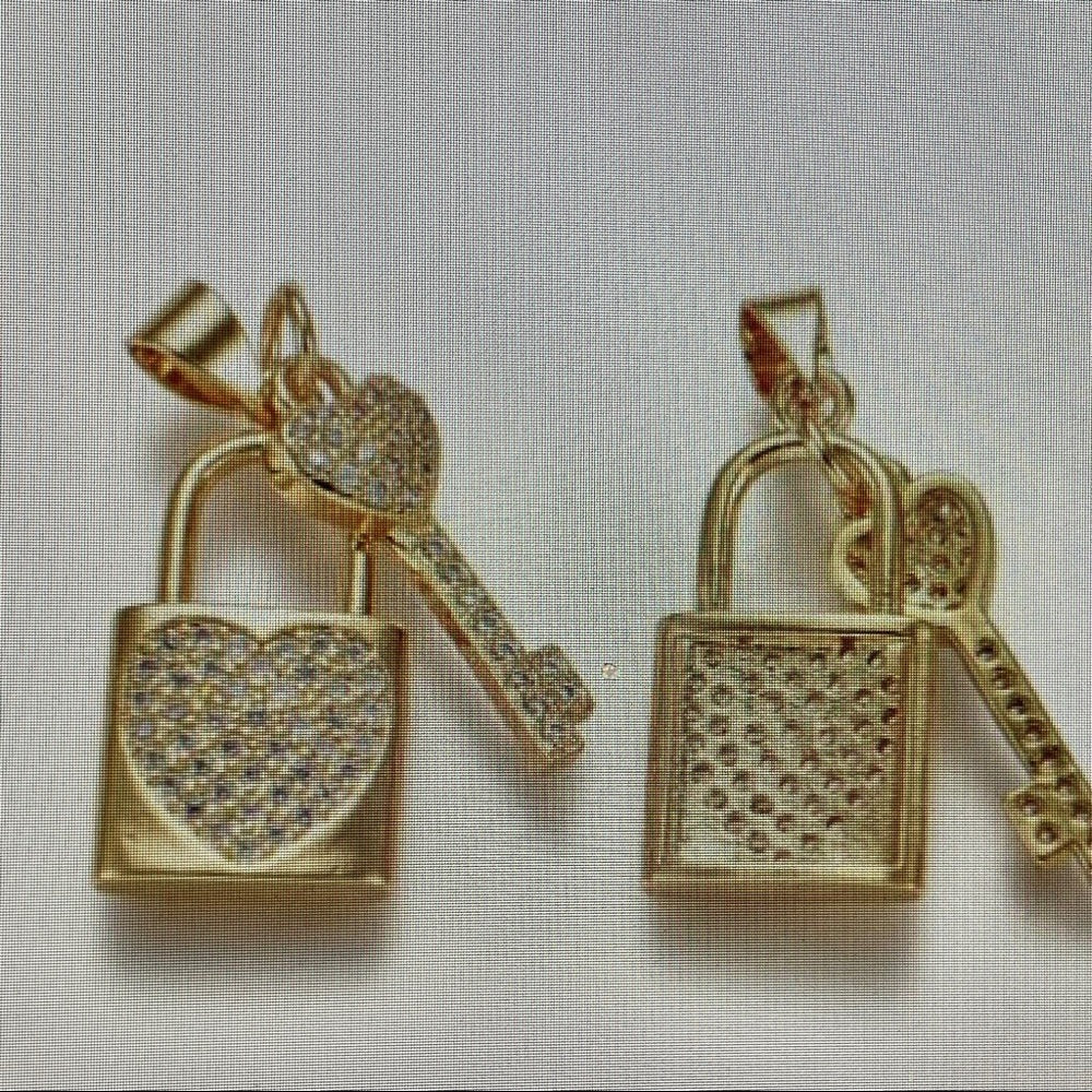 Elegant Gold Tone Elegant Padlock Charm with Key Chain Necklace