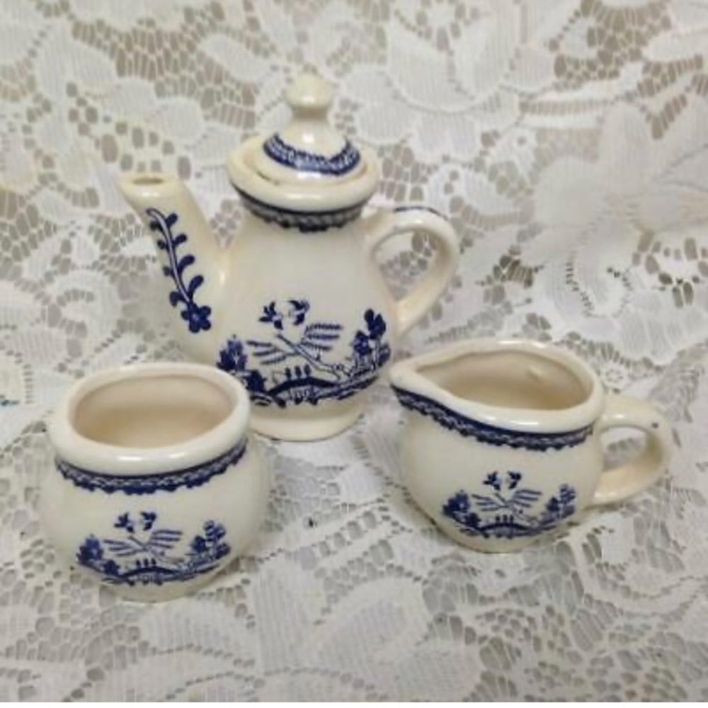 Vintage, Blue Willow, 13pc Child’s Tea Set - Wicker Picnic Basket