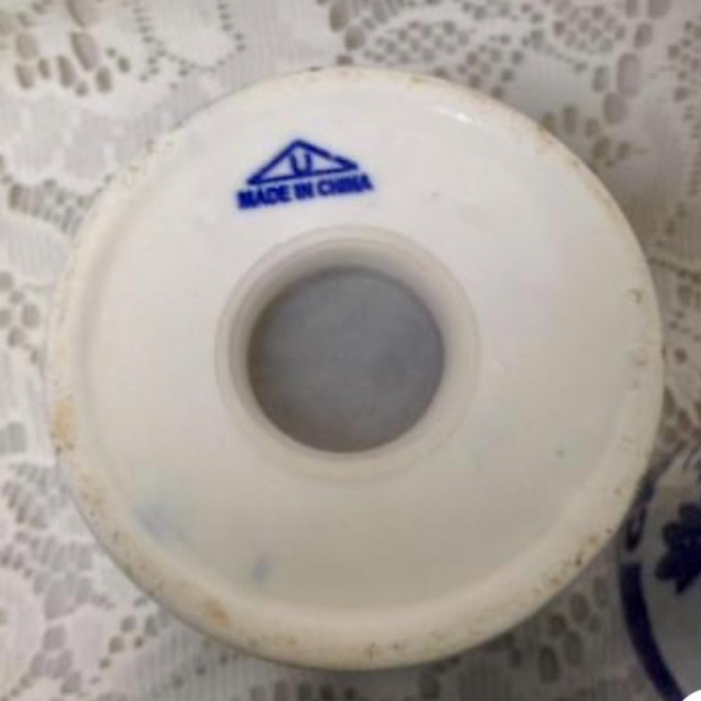 Vintage Rare 6-pc Blue Willow Round Shaker Set 4in x 3in each with Wooden Rack