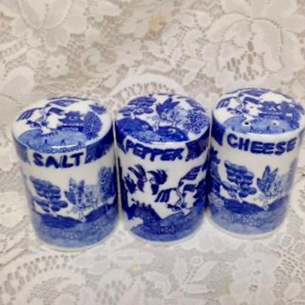 Vintage Rare 6-pc Blue Willow Round Shaker Set 4in x 3in each with Wooden Rack