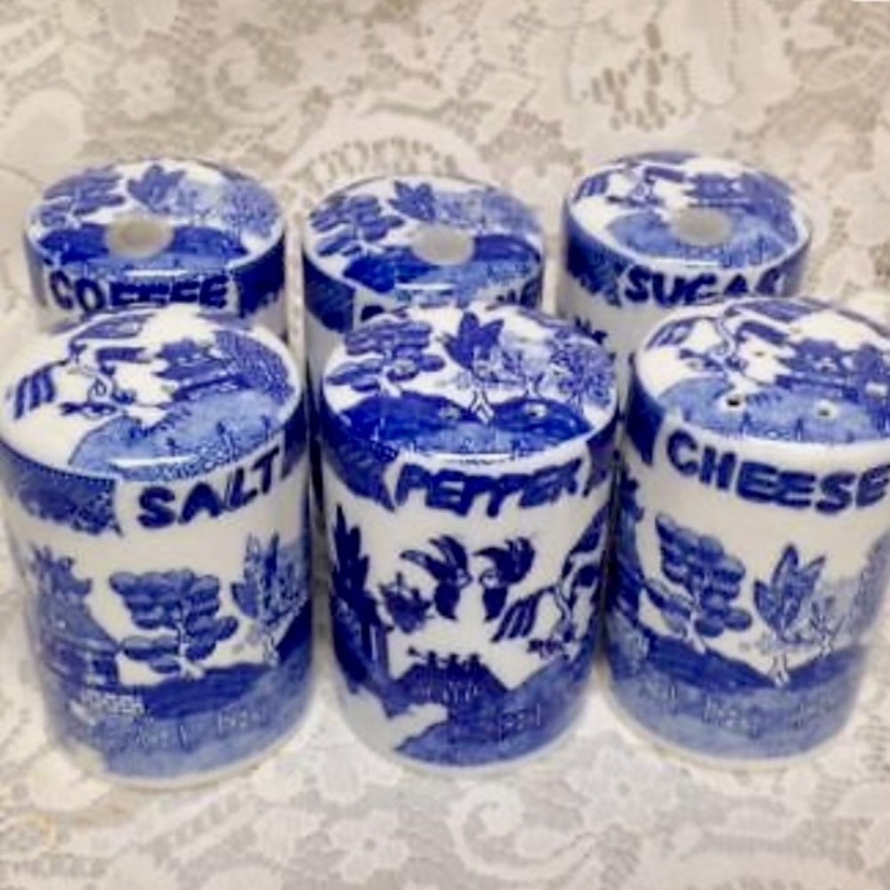 Vintage Rare 6-pc Blue Willow Round Shaker Set 4in x 3in each with Wooden Rack