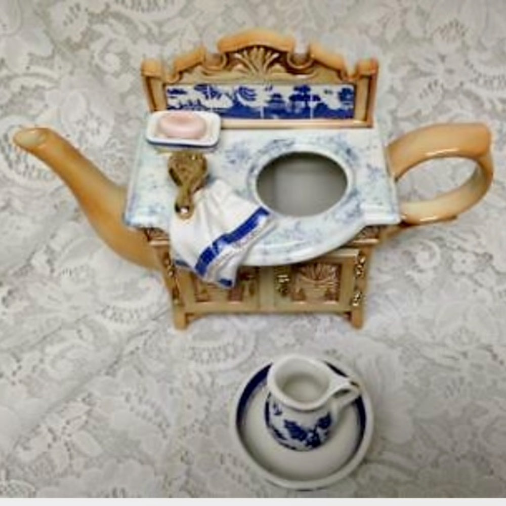 Royal Doulton, Cardew Design, Blue Willow XL Figural Teapot 11.5inx8.5inx5.5in