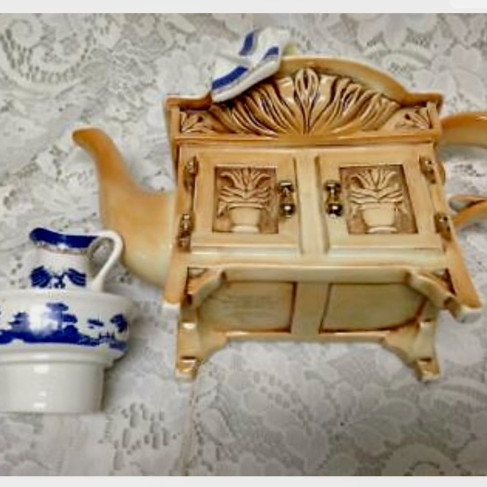 Royal Doulton, Cardew Design, Blue Willow XL Figural Teapot 11.5inx8.5inx5.5in