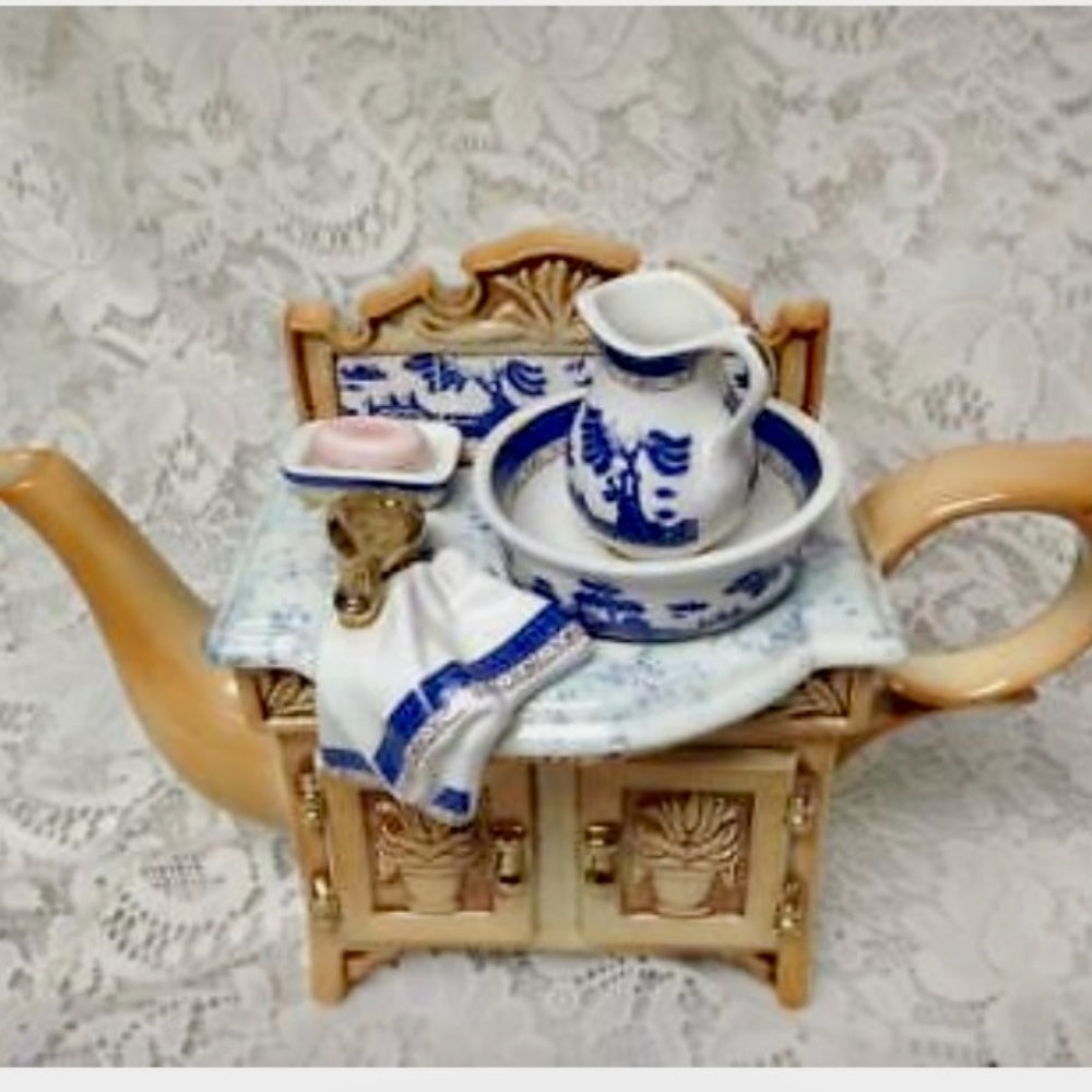 Royal Doulton, Cardew Design, Blue Willow XL Figural Teapot 11.5inx8.5inx5.5in