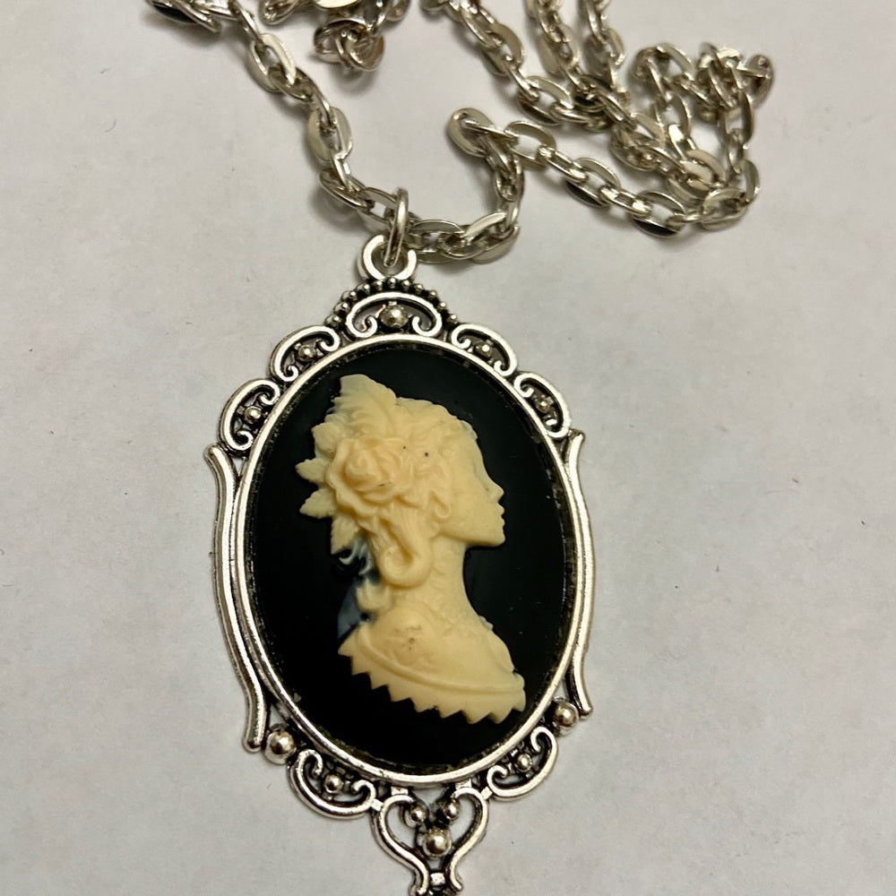 Vintage Black Cameo of an Oriental Lady 18in Silver Plated Pendant Necklace