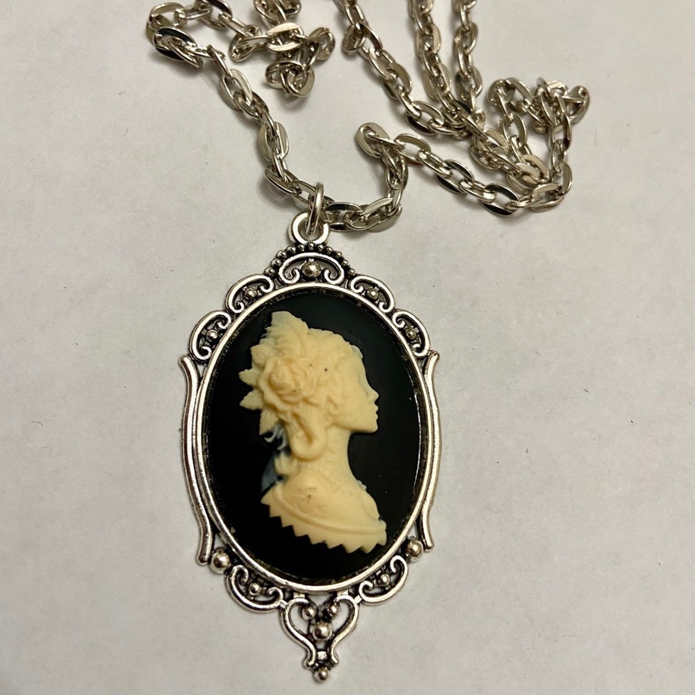 Vintage Black Cameo of an Oriental Lady 18in Silver Plated Pendant Necklace