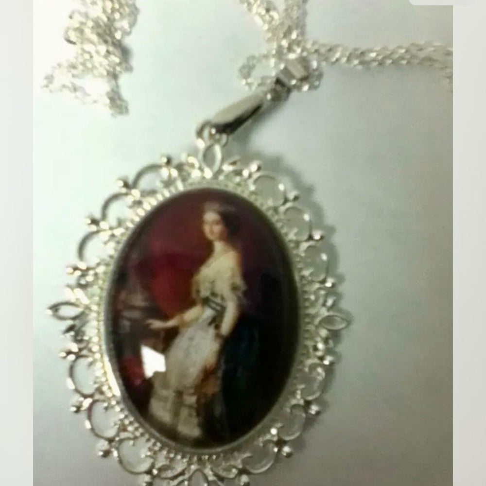 Glass Cabochon Cameo of a Queen, Brooch-Pendant with 925 Chain Necklace