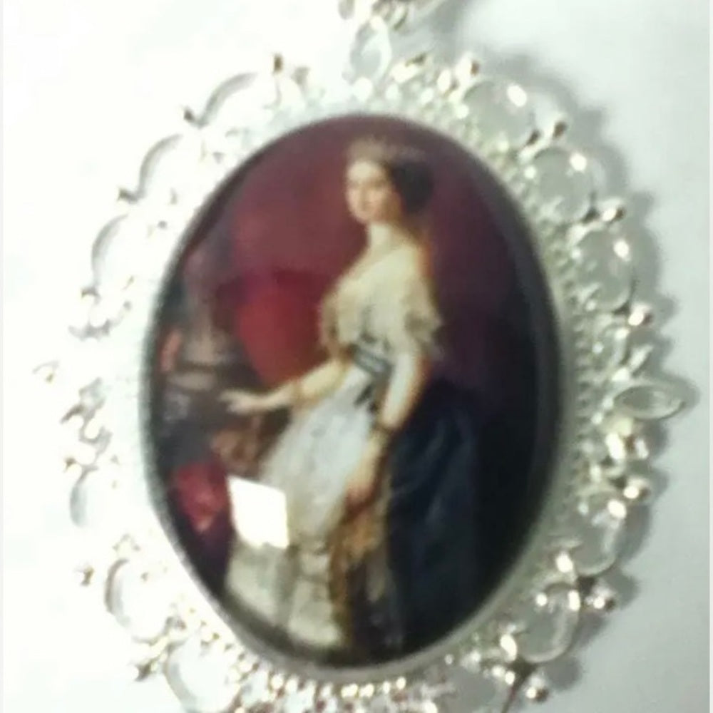 Glass Cabochon Cameo of a Queen, Brooch-Pendant with 925 Chain Necklace