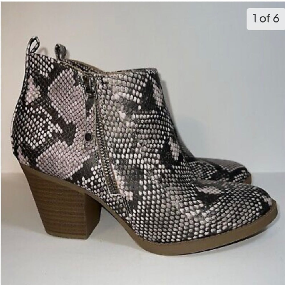 Universal Thread Faux Leather Snakeskin Zip Boots Gray and Black Size 8