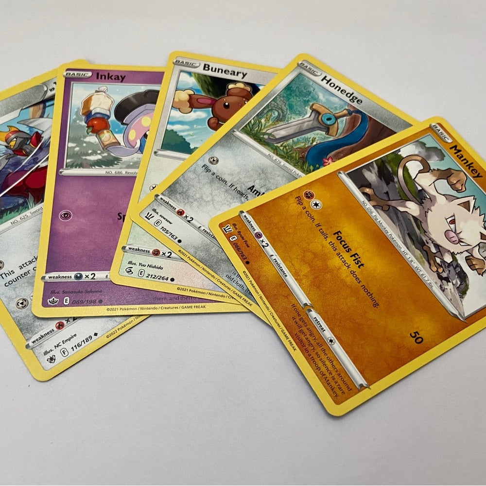 Lot 26- 5 Pokemon Cards and 5 Pokémon Figures