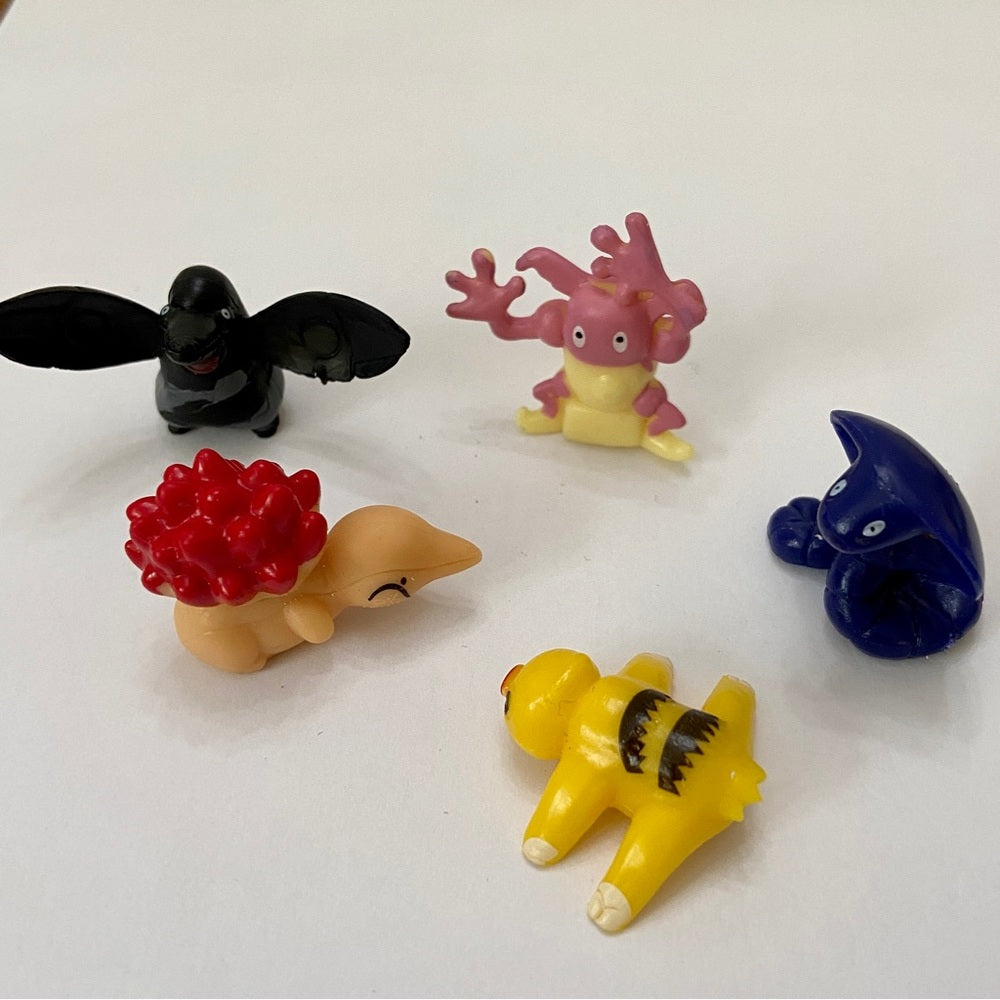 Lot 27- 5 Pokemon Cards and 5 Pokémon Figures
