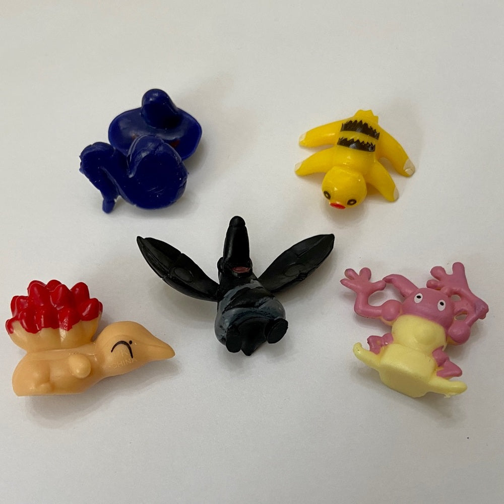 Lot 27- 5 Pokemon Cards and 5 Pokémon Figures
