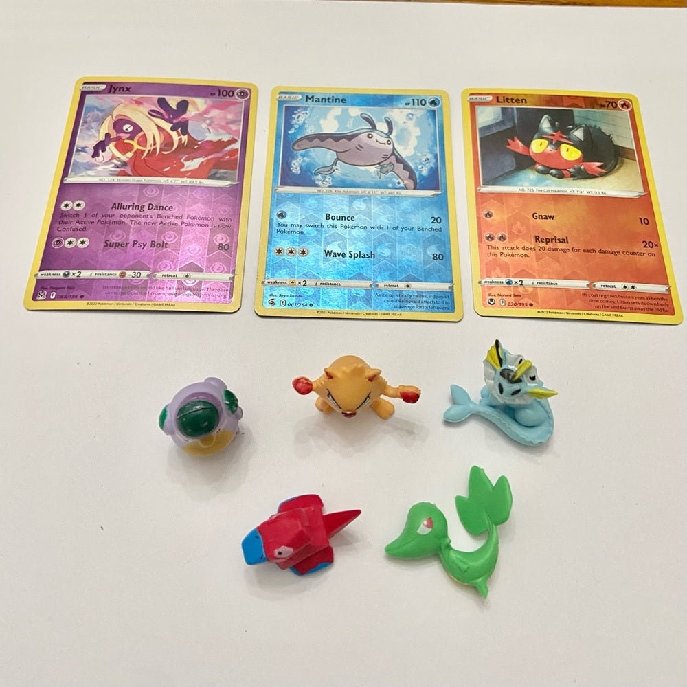 Lot (D): 3 Pokemon Reverse Holo Cards and 5 Pokemon Figures