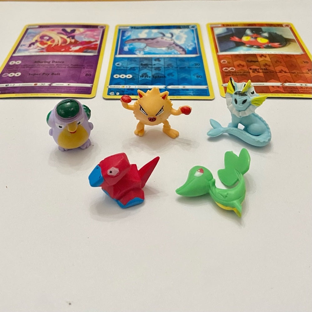 Lot (D): 3 Pokemon Reverse Holo Cards and 5 Pokemon Figures