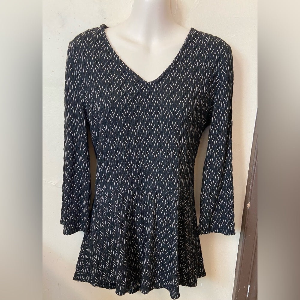Dana Buchman Black -Tan Pull over Stretch Tunic Blouse. (S)