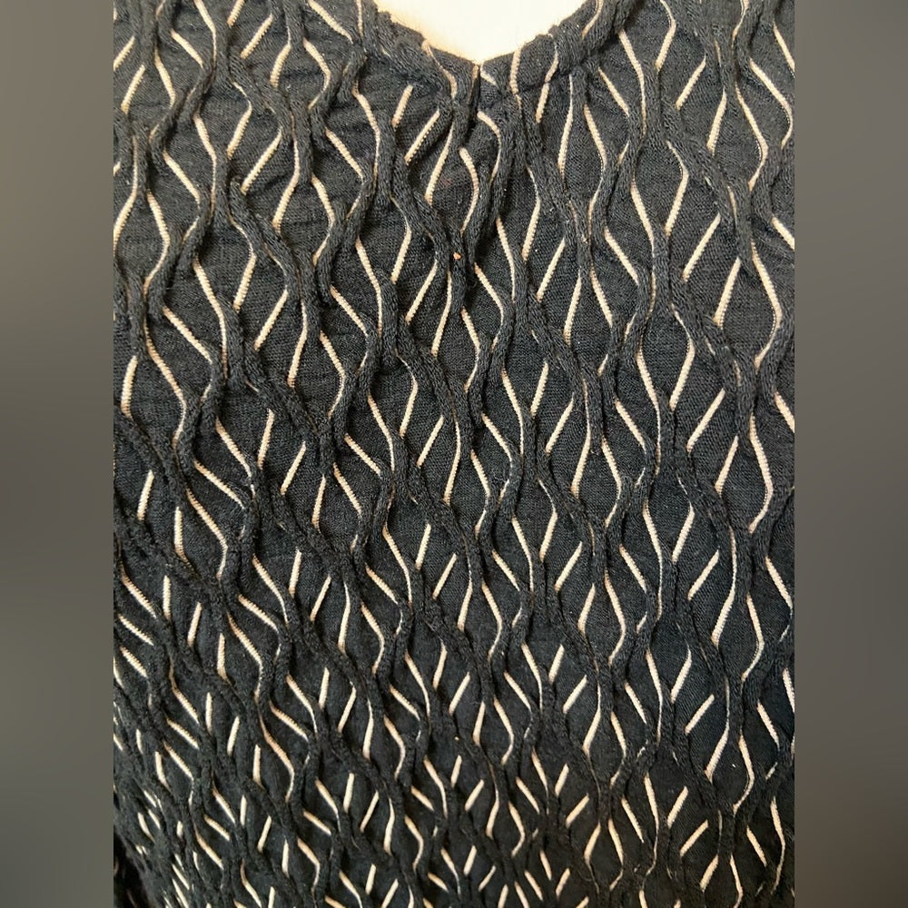 Dana Buchman Black -Tan Pull over Stretch Tunic Blouse. (S)