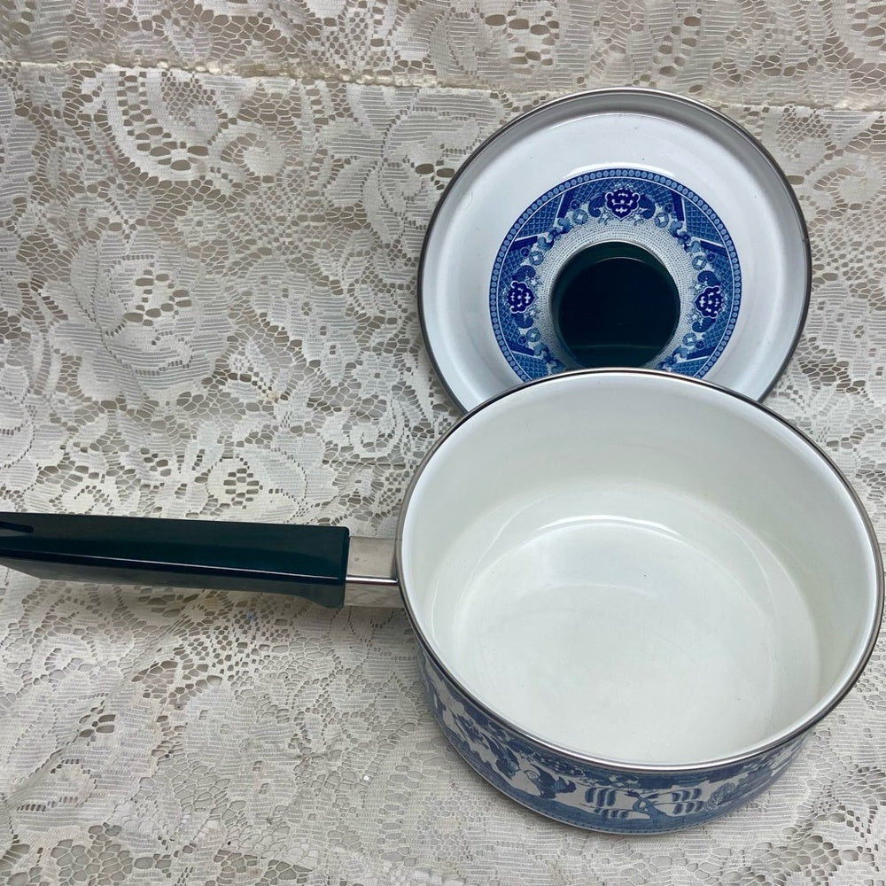 Blue Willow, Enamelware Cookware -Covered Sauce Pan (M) 14in L x 8in D x 5.5in H