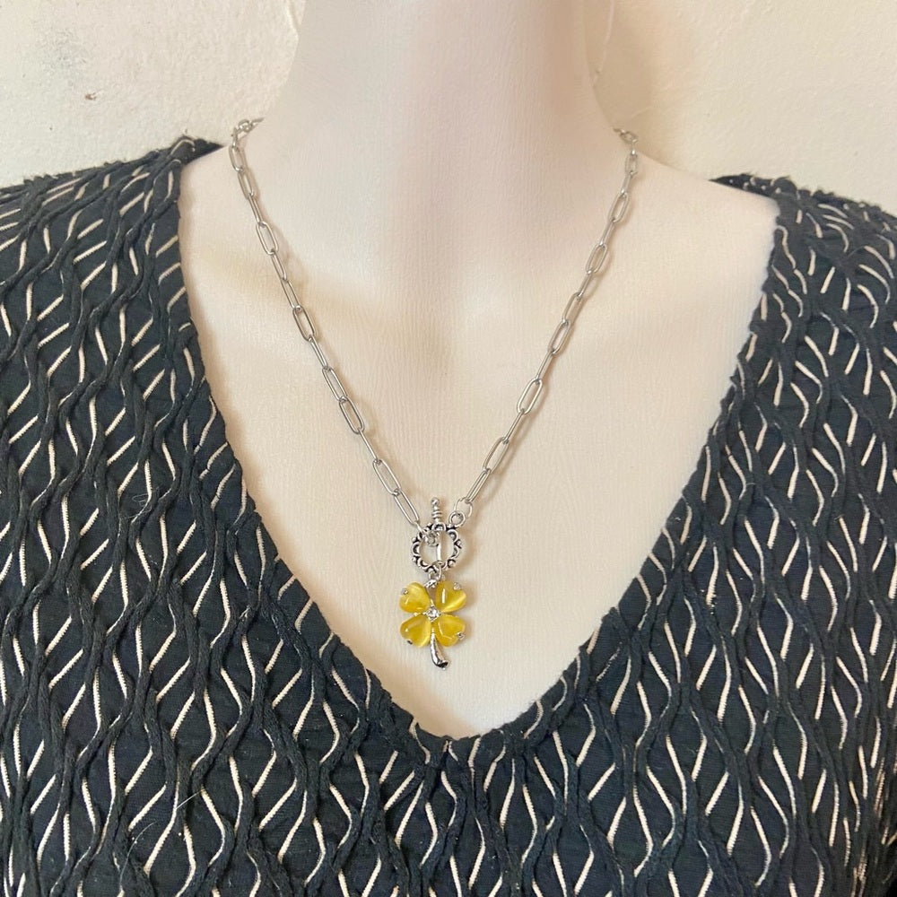 Vintage, Thermoset Yellow Floral Pendant Necklace