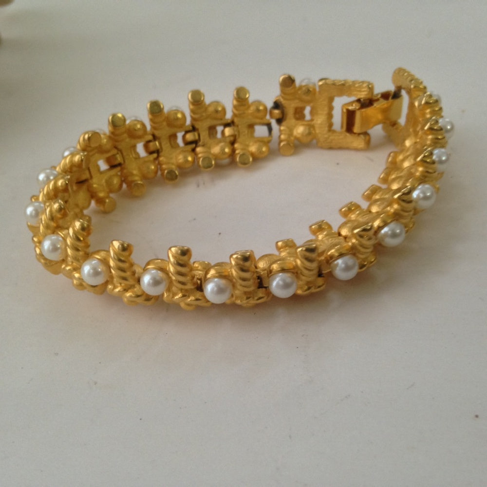 Vintage, Elegant, Good Quality, Gold Tone with Faux Pearls Bracelet