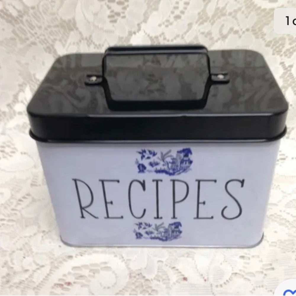 Blue Willow, White Tin Recipe Box 7in x 6in x 4in.