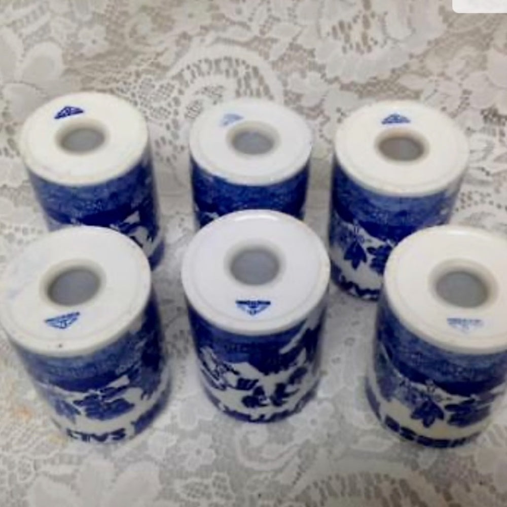 Vintage Rare 6-pc Blue Willow Round Shaker Set 4in x 3in each with Wooden Rack