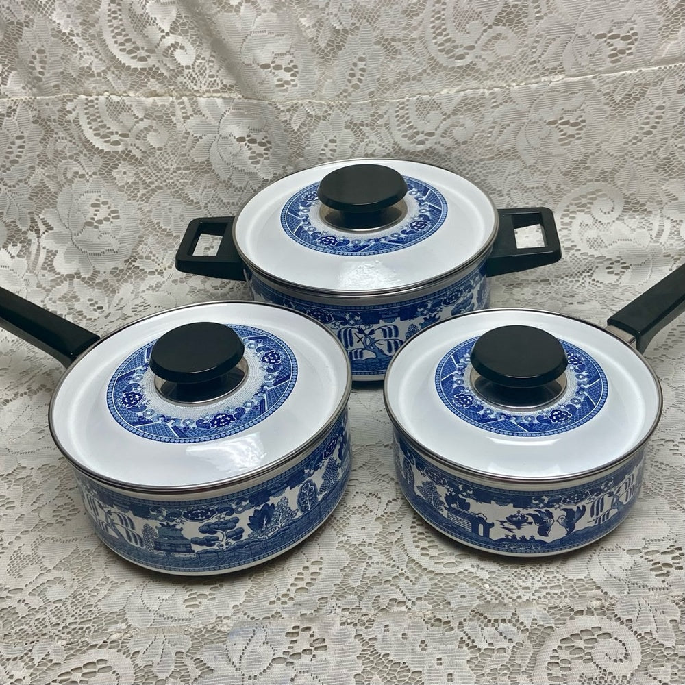 Blue Willow, Enamelware Cookware -Covered Sauce Pan (S) 13in L x 7in D x 4.5in H