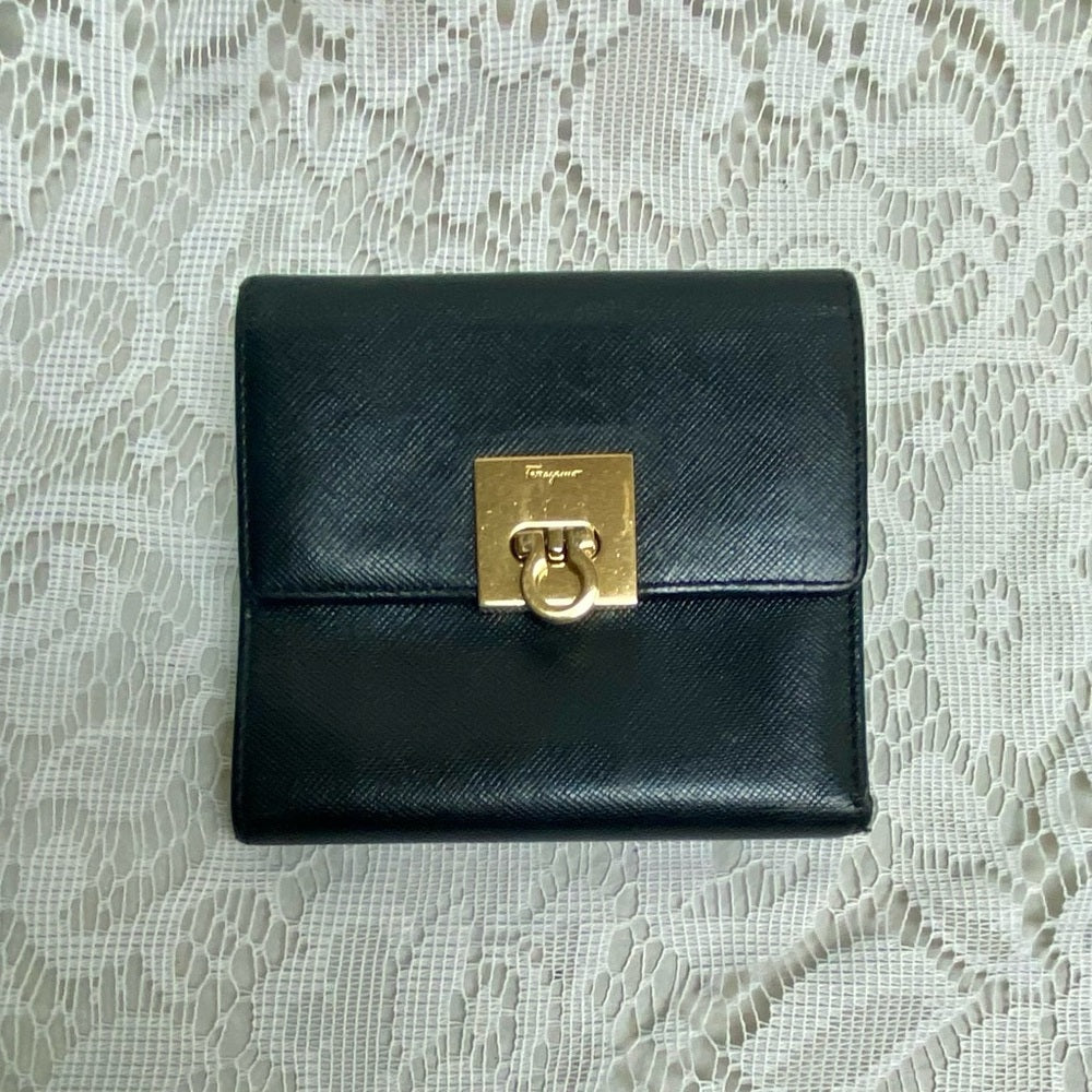 Vintage, Salvatore Ferragamo Kiss-lock Compact Wallet 4.5in x 4in