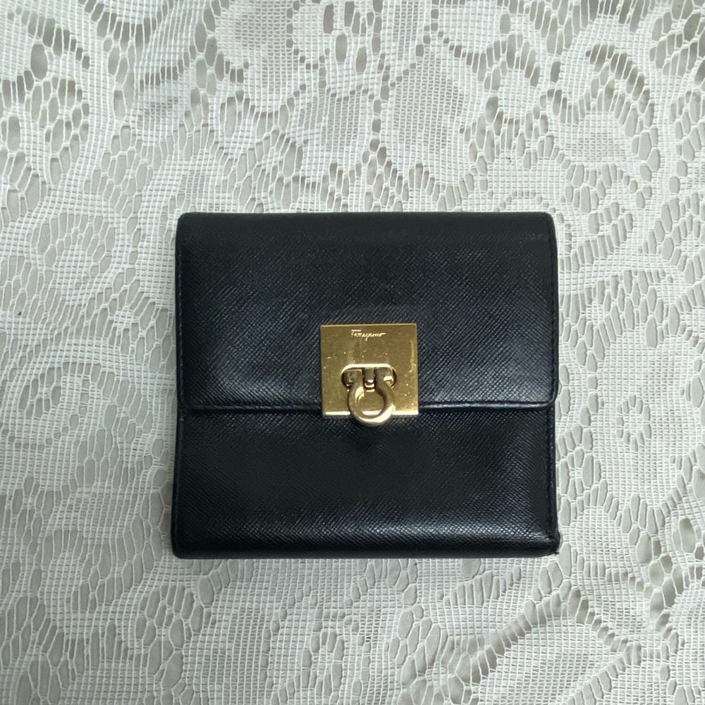 Vintage, Salvatore Ferragamo Kiss-lock Compact Wallet 4.5in x 4in