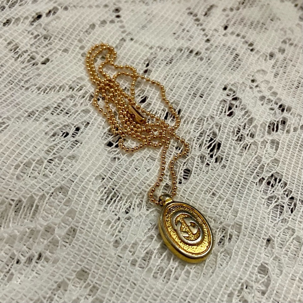 Vintage Gucci Gold Tone Charm with 18in Gold Plated Chain Necklace (CDE)
