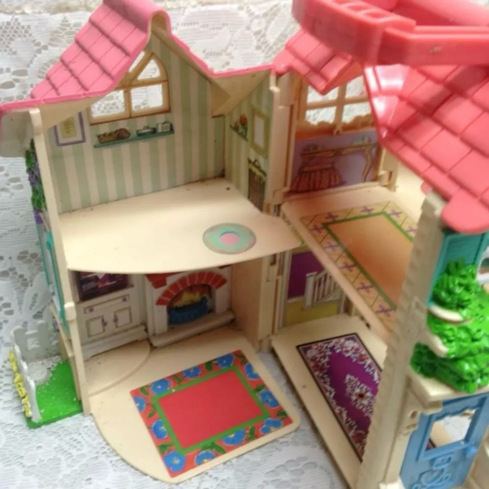 2000 Mattel Inc., Carry On Doll House 10in x 7.7in x 7in.