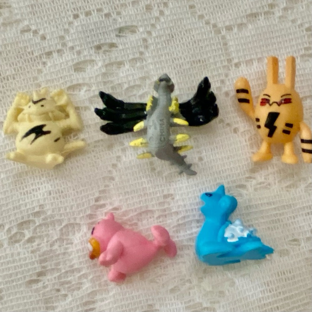 Lot QQ: 12pc Lot : 2 Gold Fan Arts Cards, 5 Pokemon Cards and 5 Pokémon …