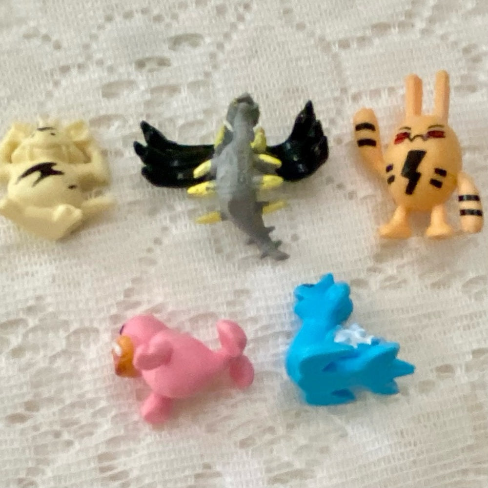 Lot QQ: 12pc Lot : 2 Gold Fan Arts Cards, 5 Pokemon Cards and 5 Pokémon …