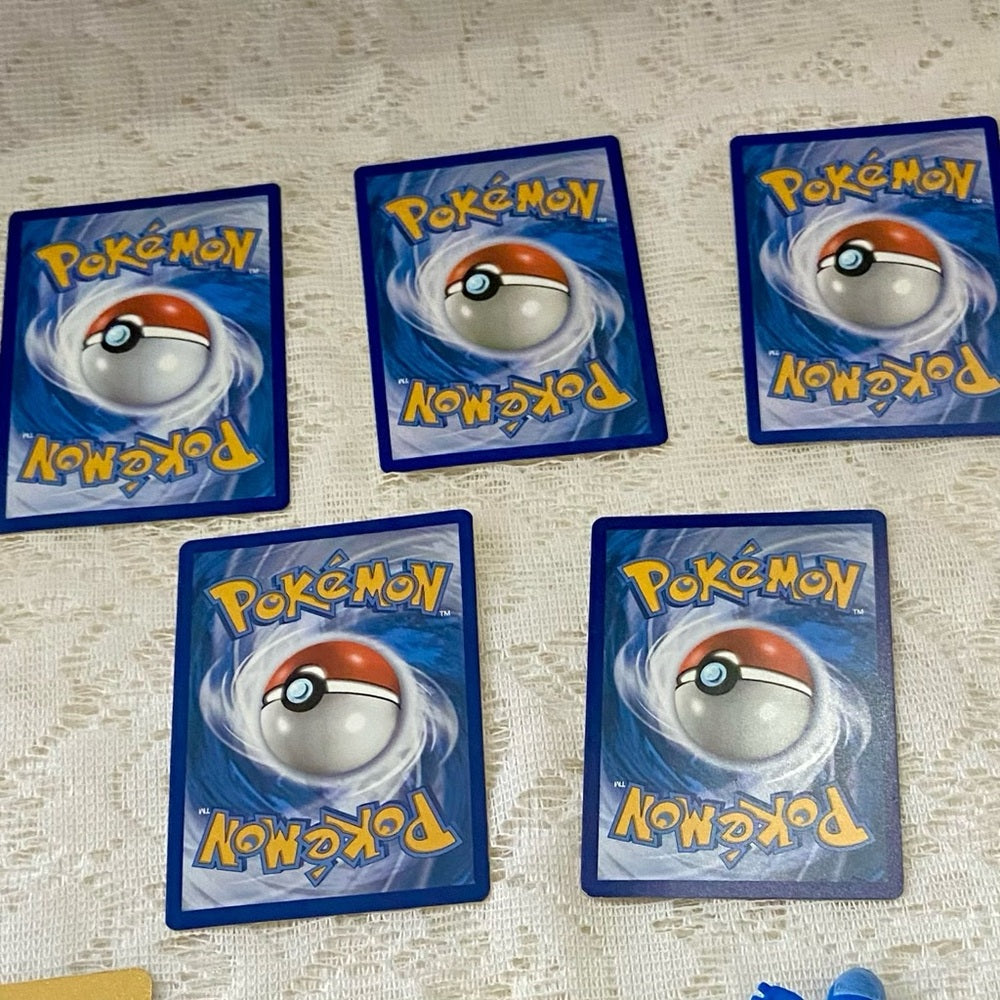 Lot UU: 12pc  Lot : 2 Gold Fan Arts Cards, 5 Pokemon Cards and 5 Pokémon…