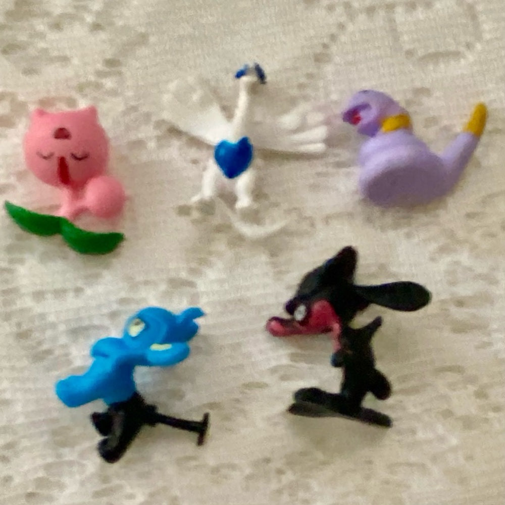 Lot UU: 12pc  Lot : 2 Gold Fan Arts Cards, 5 Pokemon Cards and 5 Pokémon…