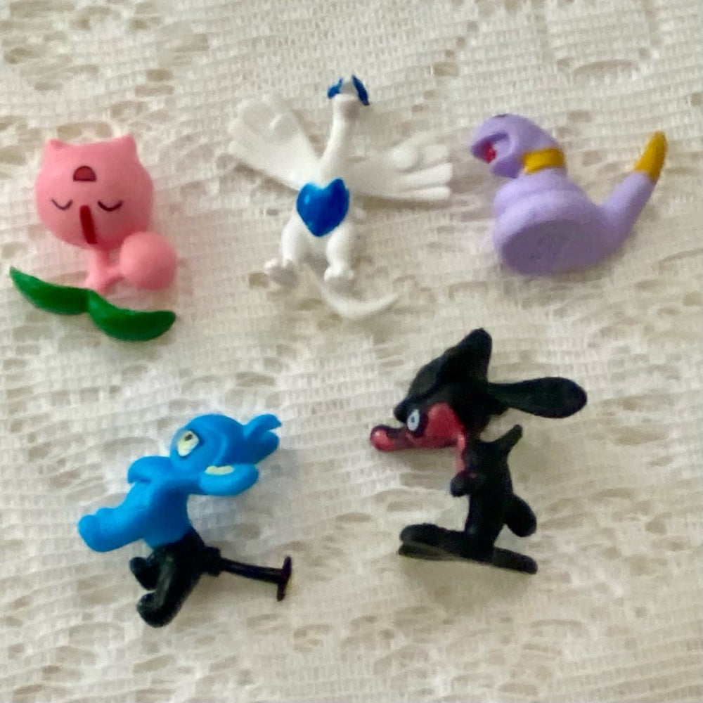 Lot UU: 12pc  Lot : 2 Gold Fan Arts Cards, 5 Pokemon Cards and 5 Pokémon…