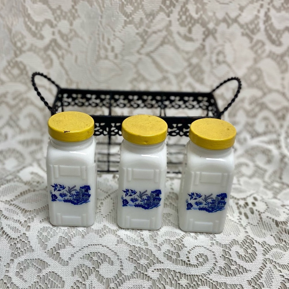 Vintage, 3-pc Blue Willow, Griffiths Glass Shaker Set with Black Metal Stand