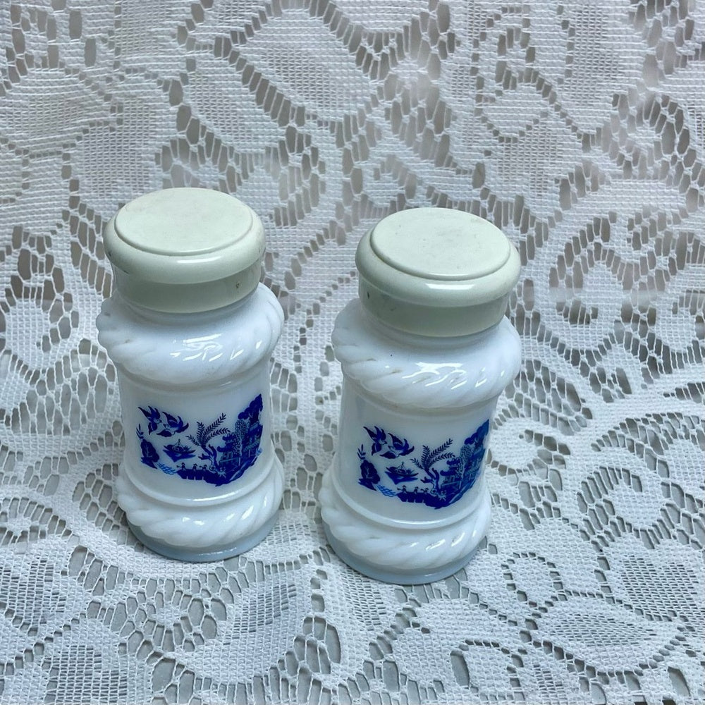 Vintage, 2-pc Blue Willow Milk Glass Shaker Set  4in x 2in D (H0625)  This is a
