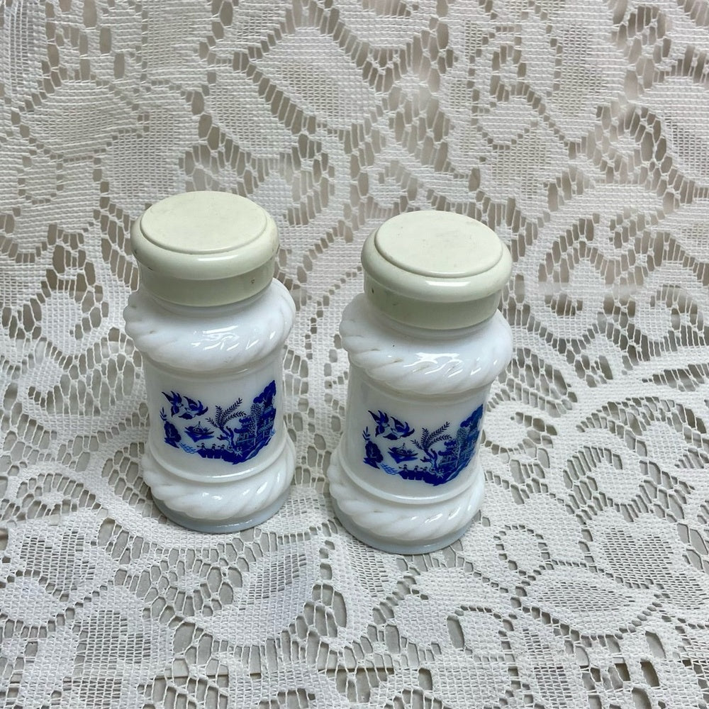 Vintage, 2-pc Blue Willow Milk Glass Shaker Set  4in x 2in D (H0625)  This is a
