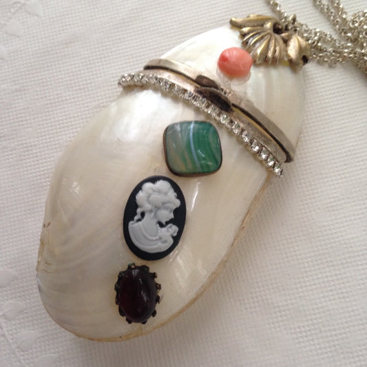 Vintage  Mother of Pearl Clam Shell Purse Pendant 925 Silver Chain Necklace