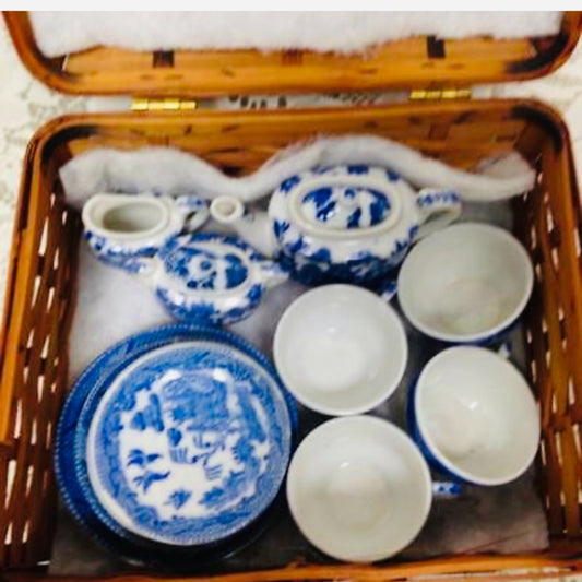 Vintage Occupied Japan Blue Willow 17pc Child’s Tea Set w/ Bamboo Picnic Basket