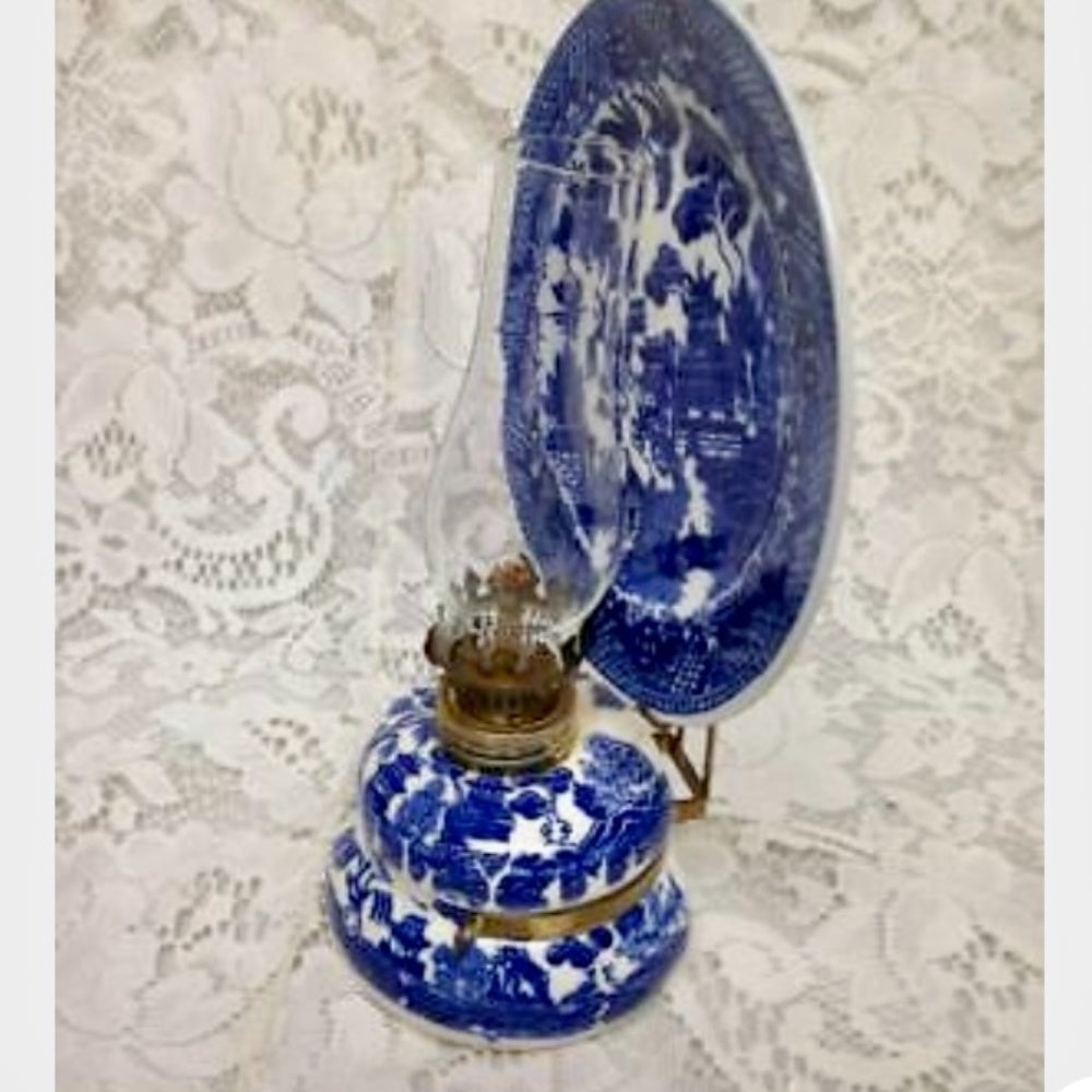 Vintage, Rare,  Beautiful 4-pc Blue Willow Oil Lamp with Reflector 9.5in x 6in