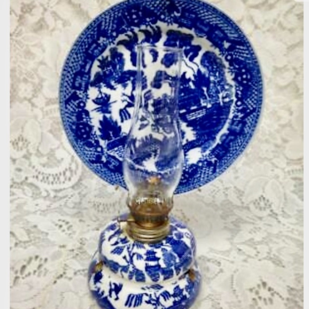 Vintage, Rare,  Beautiful 4-pc Blue Willow Oil Lamp with Reflector 9.5in x 6in