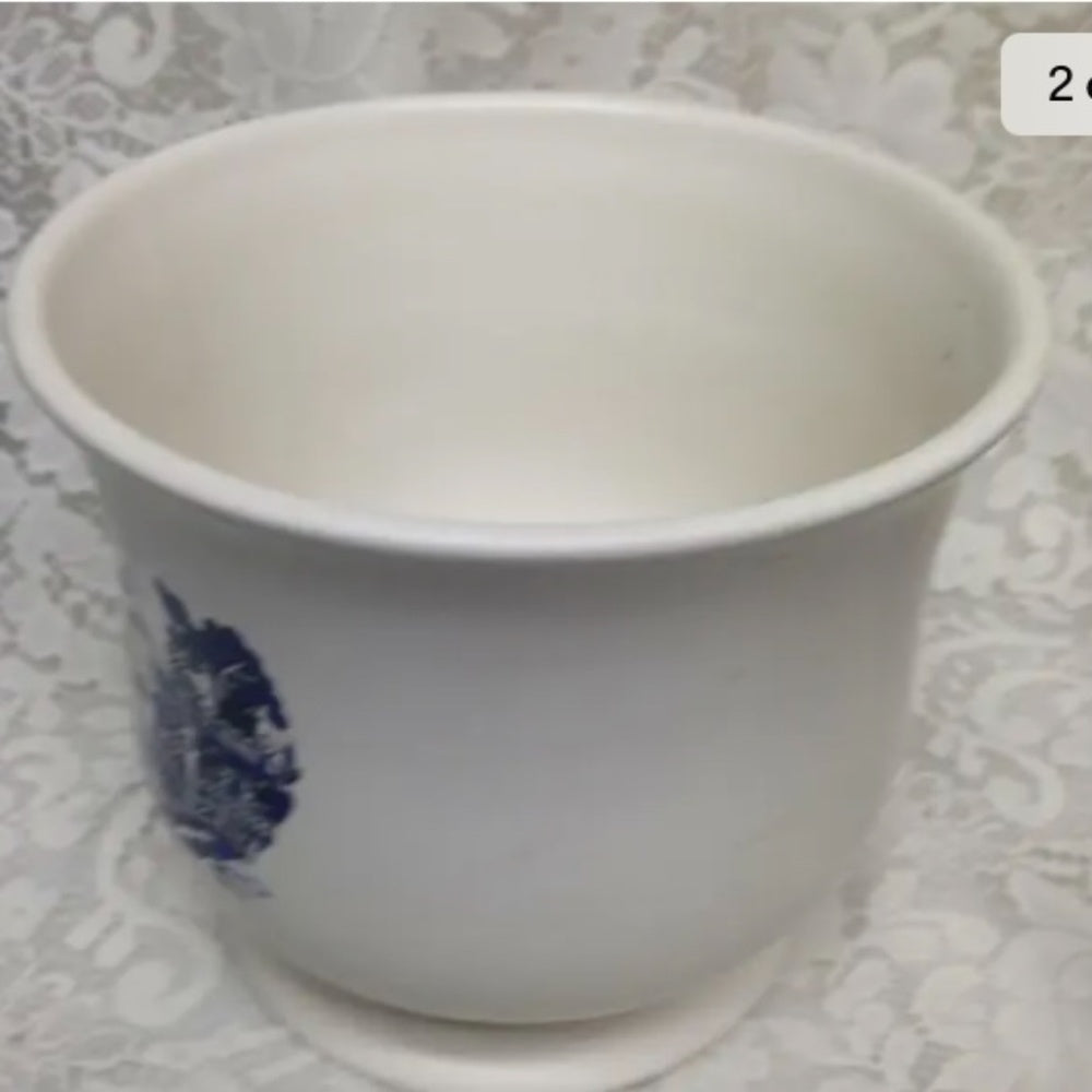 Large Blue Willow Planter. 7in H x 7.5in in D