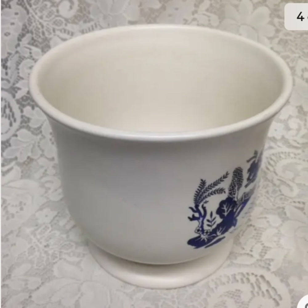 Large Blue Willow Planter. 7in H x 7.5in in D
