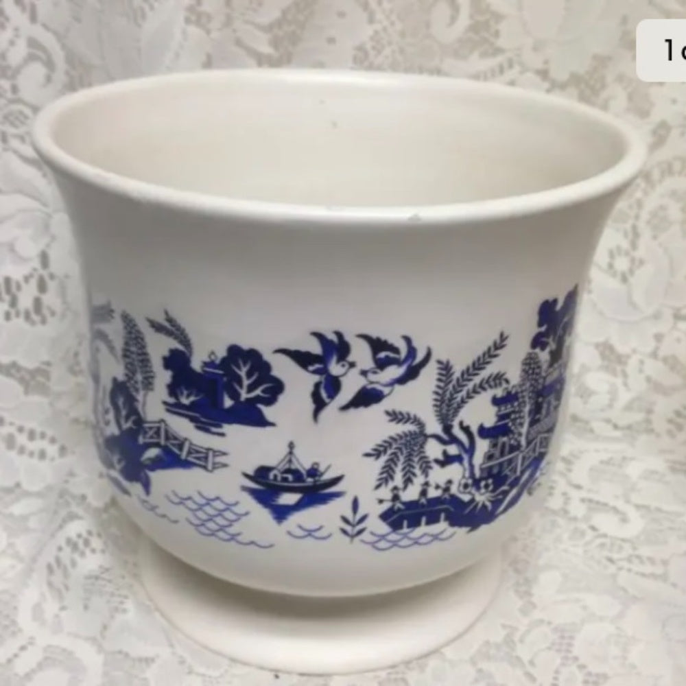 Large Blue Willow Planter. 7in H x 7.5in in D